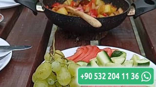 Même si nous jeûnions, la femme de M Youssef a insisté et nous a apporté le Suhoor avant l appel à la prière